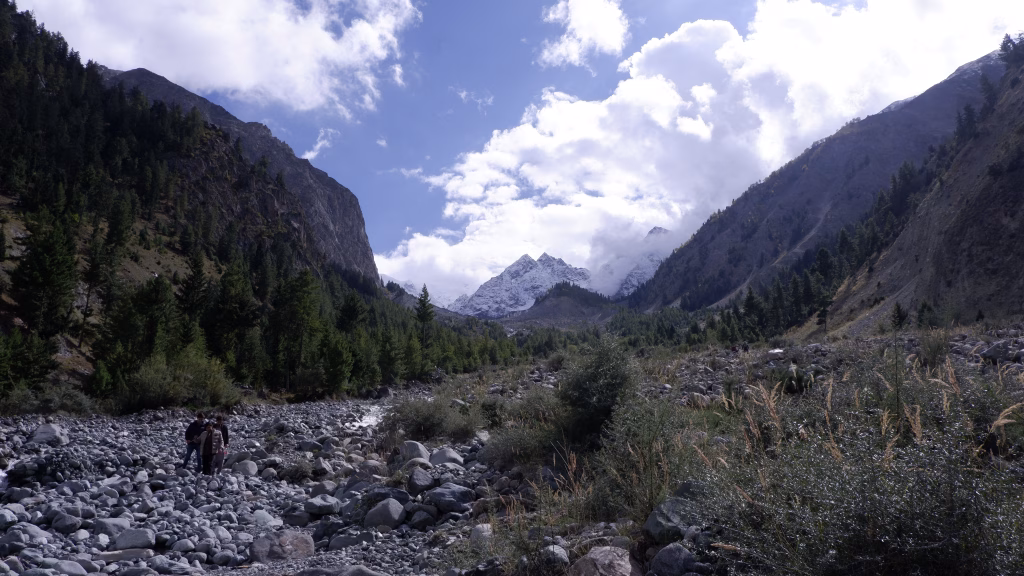 Can foreigners go to Hunza?